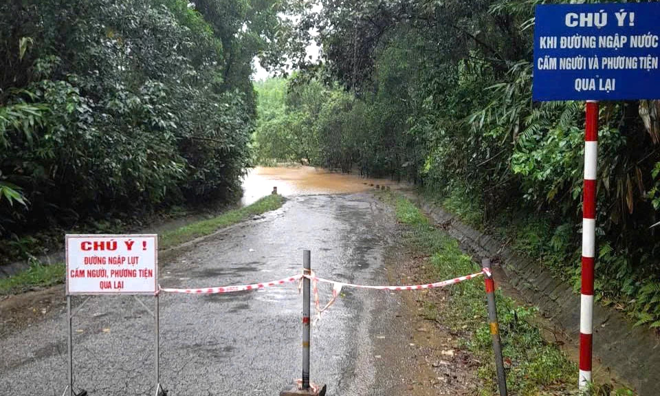 Quảng Trị: Bão số 12 gây ngập lụt, chia cắt nhiều tuyến đường giao thông