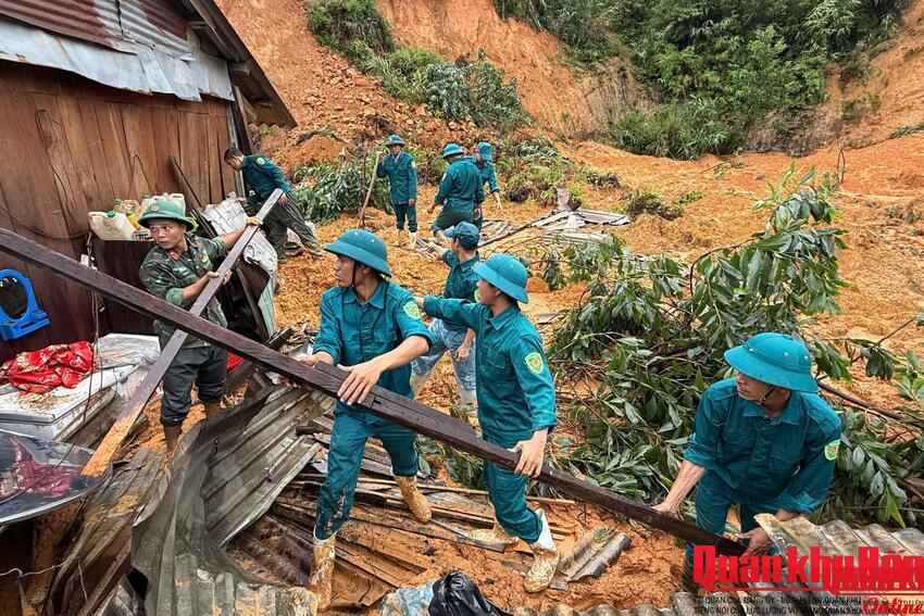 Bộ Chỉ huy Quân sự thành phố Huế khẩn trương hỗ trợ người dân khắc phục hậu quả sạt lở đất