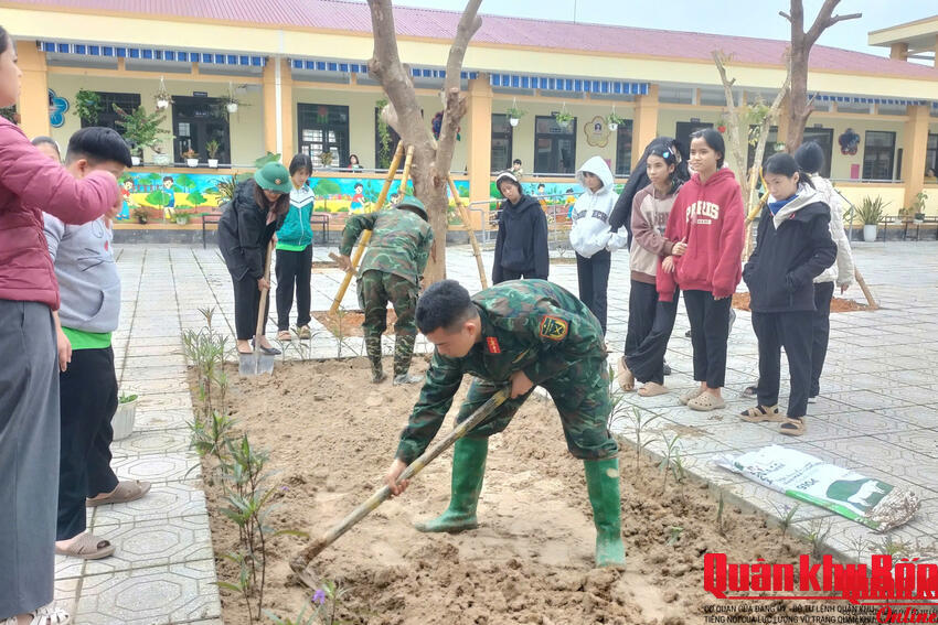 Sư đoàn 968 (Quân khu 4) mang yêu thương đến với trẻ em khuyết tật