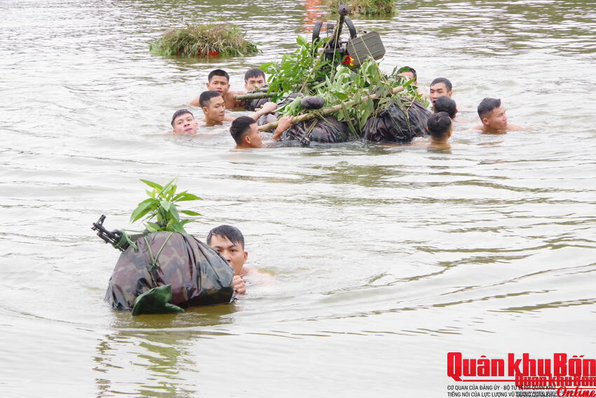 Trung đoàn 841, Bộ Chỉ huy Quân sự tỉnh Hà Tĩnh thực hành vượt sông trong diễn tập vòng tổng hợp năm 2025