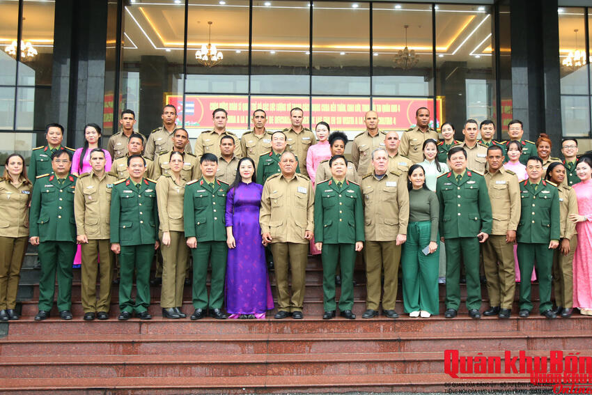 Đoàn đại biểu sĩ quan trẻ lực lượng vũ trang cách mạng Cu Ba thăm, làm việc tại Quân khu 4