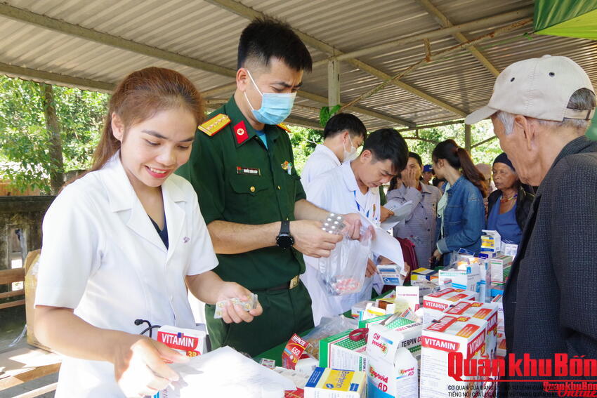 Nữ bác sĩ trẻ hết lòng vì nhân dân nơi biên giới