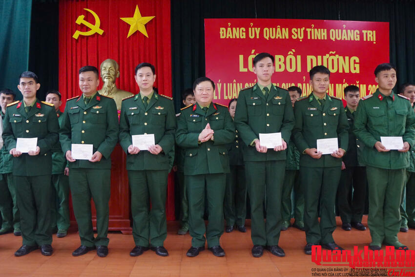 Đảng uỷ Quân sự tỉnh Quảng Trị bế mạc lớp bồi dưỡng lý luận chính trị dành cho đảng viên mới năm 2025