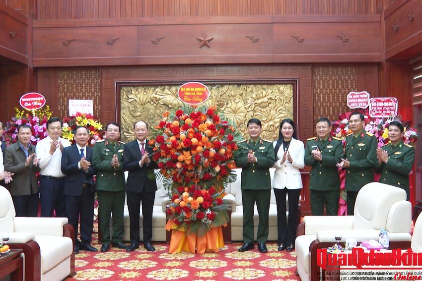 Tỉnh Hà Tĩnh chúc mừng Bộ Tư lệnh Quân khu 4