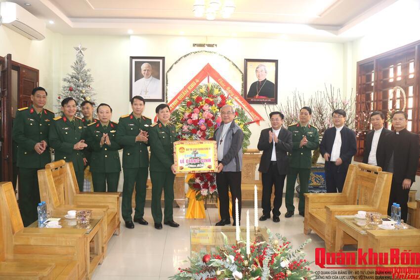Bộ Tư lệnh Quân khu 4 chúc mừng Tòa Giám mục Hà Tĩnh