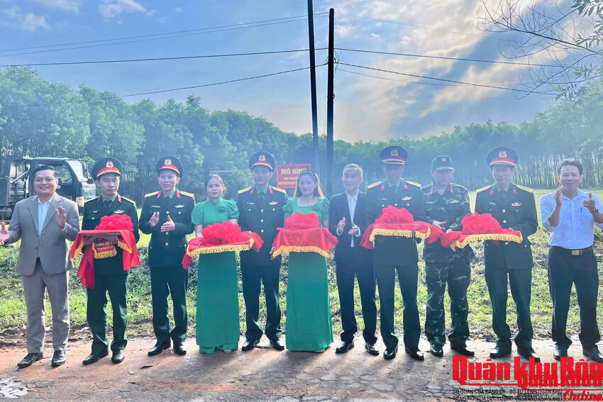 Ban Chỉ huy Phòng thủ khu vực 3 - Phú Lộc khánh thành mô hình “Dân vận khéo” “Thắp sáng đường quê” tại thôn Dương Lộc, xã Hưng Lộc thành phố Huế.