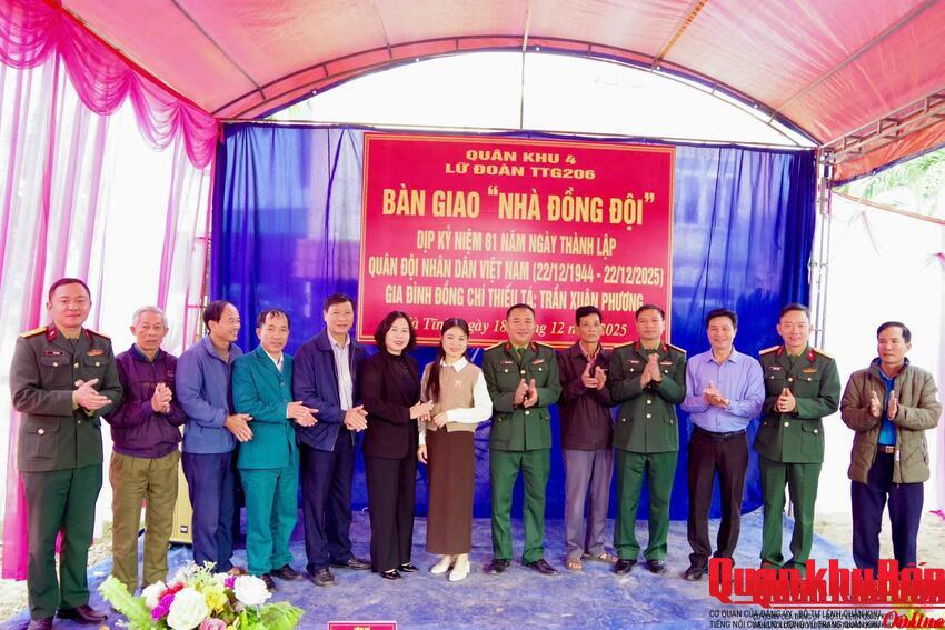 Lữ đoàn Tăng- Thiết giáp 206 (Quân khu 4) bàn giao “Nhà đồng đội”