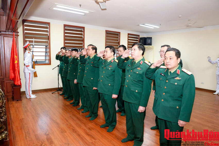 ​​​​​​​Quân khu 4 dâng hoa, dâng hương tưởng niệm Chủ tịch Hồ Chí Minh nhân dịp 22/12