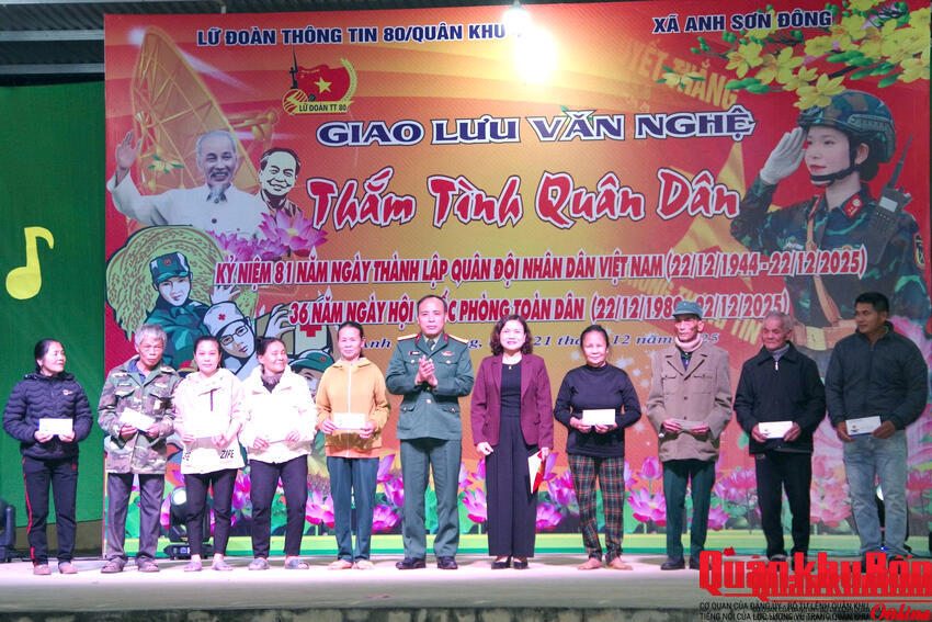 Lữ đoàn Thông tin 80 (Quân khu 4) giao lưu văn nghệ "Thắm tình quân dân"