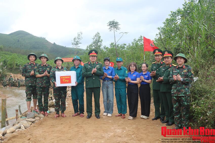 Cục Chính trị Quân khu kiểm tra công tác dân vận tại tỉnh Quảng Trị