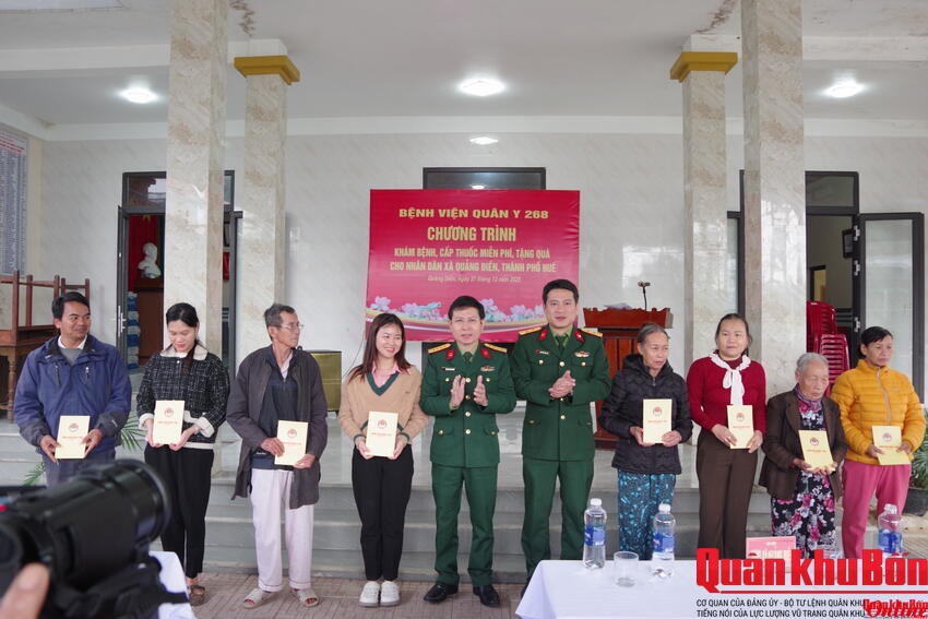 Bệnh viện Quân y 268: Khám bệnh, cấp thuốc miễn phí cho hơn 300 lượt người.