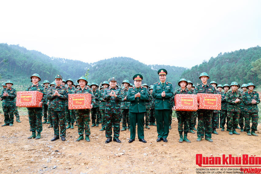 Cục Chính trị Quân khu 4 động viên cán bộ, chiến sĩ thực hiện nhiệm vụ xây dựng công trình huấn luyện