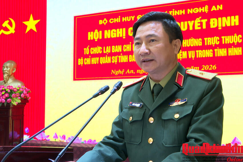 Thiếu tướng Đoàn Xuân Bường phát biểu chỉ đạo Hội nghị công bố Quyết định tổ chức lại Ban CHQS xã, phường trực thuộc Bộ CHQS tỉnh Nghệ An.