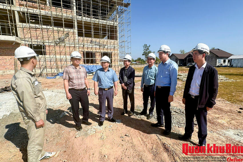 Thiếu tướng Nguyễn Ngọc Hà, Phó Tư lệnh Quân khu 4 kiểm tra các công trình tại Lào