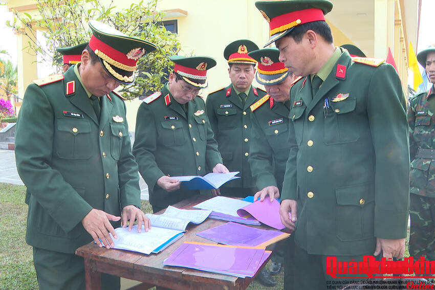 Trung tướng Hà Thọ Bình, Tư lệnh Quân khu 4 kiểm tra sẵn sàng chiến đấu tại Lữ đoàn Pháo binh 16