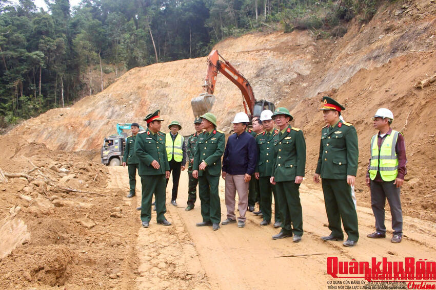 Thiếu tướng Nguyễn Ngọc Hà, Phó Tư lệnh Quân khu 4 kiểm tra dự án đường Nam Đông – A Lưới