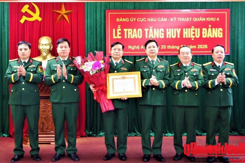 Thiếu tướng Ngô Nam Cường đón nhận Huy hiệu 30 năm tuổi Đảng