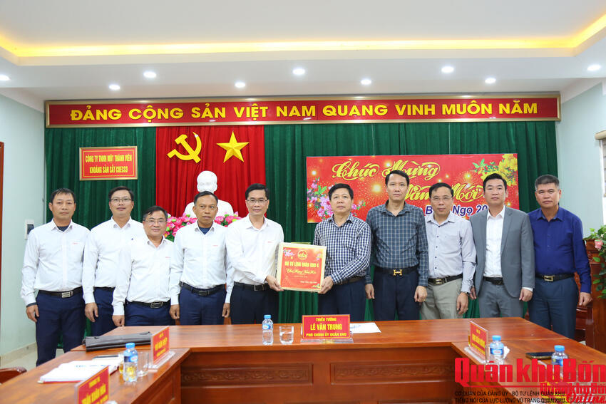 Thiếu tướng Lê Văn Trung, Phó Chính ủy Quân khu 4 chúc Tết các đơn vị thực hiện nhiệm vụ trên đất bạn Lào