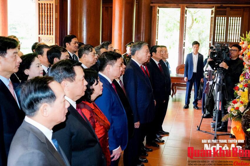 Tổng Bí thư Tô Lâm dâng hương tưởng niệm Chủ tịch Hồ Chí Minh và các anh hùng liệt sĩ