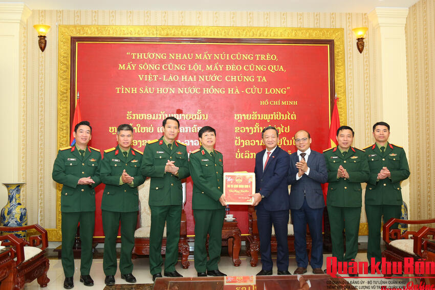 Quân khu 4 chúc Tết Đại sứ đặc mệnh toàn quyền Việt Nam và Văn phòng Tùy viên Quốc phòng Việt Nam tại Lào