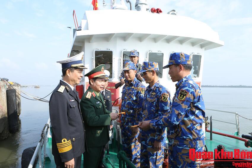 Thượng tướng Đỗ Xuân Tụng kiểm tra sẵn sàng chiến đấu, chúc Tết các đơn vị tại Nghệ An