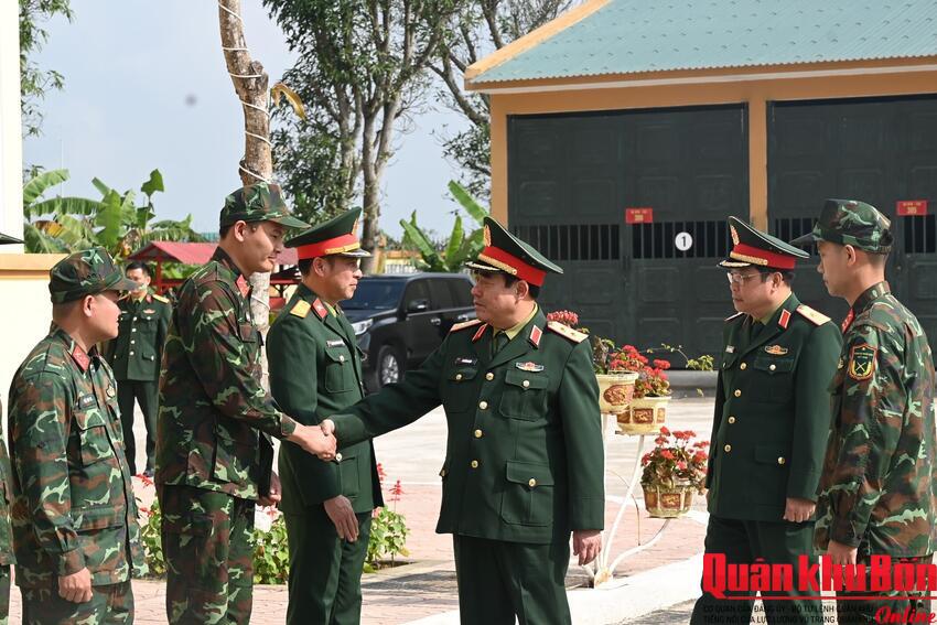 Trung tướng Nguyễn Bá Lực kiểm tra, chúc Tết Bộ Chỉ huy Quân sự tỉnh Nghệ An