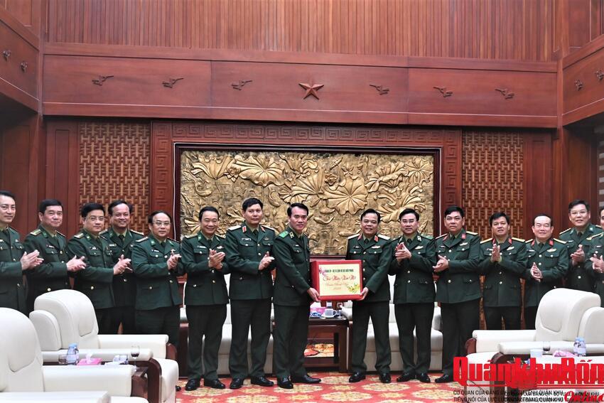 Bộ Tư lệnh Bộ đội Biên phòng thăm, chúc Tết Quân khu 4