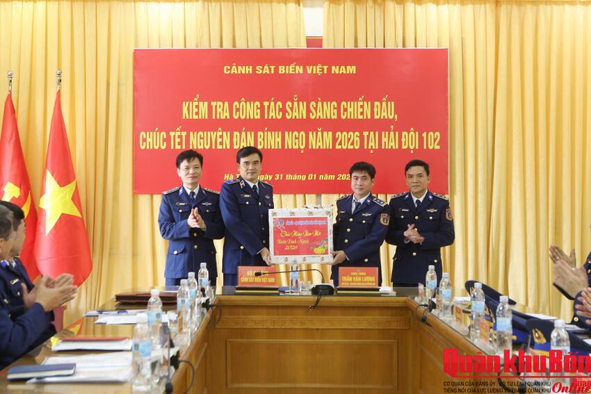 Bộ Tư lệnh Cảnh sát Biển Việt Nam kiểm tra, chúc Tết Hải đội 102