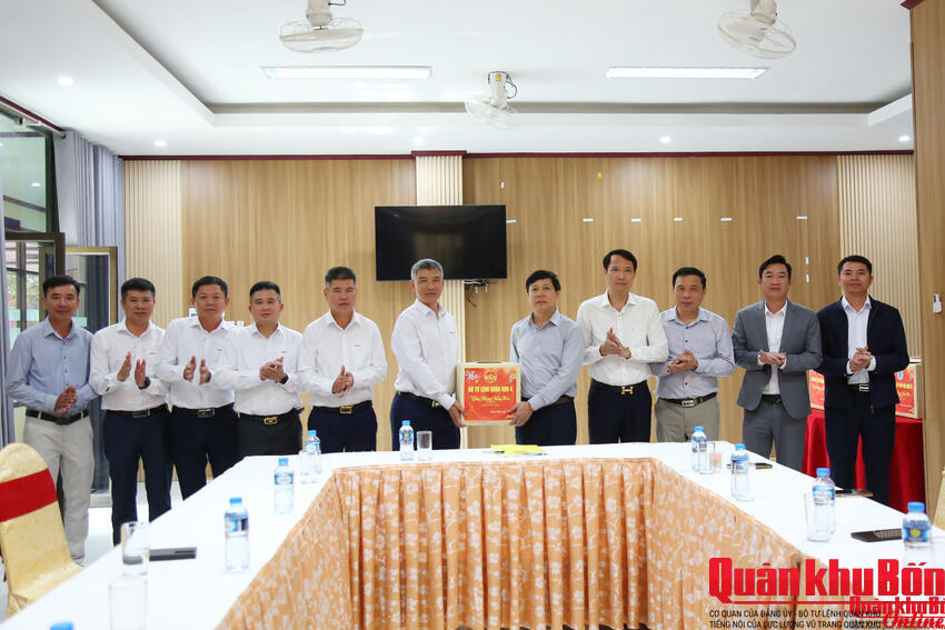 Thiếu tướng Lê Văn Trung, Phó Chính ủy Quân khu 4 thăm, chúc Tết các đơn vị thực hiện nhiệm vụ tại tỉnh Bolikhamxay