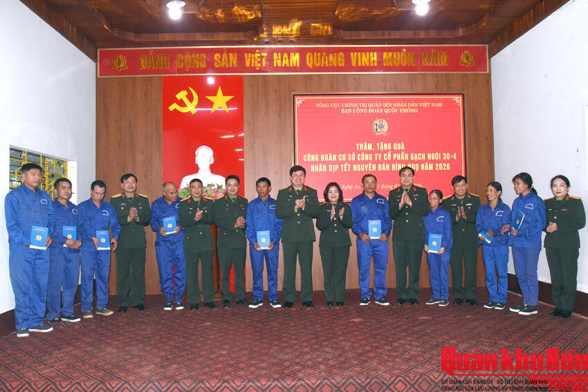 Ban Công đoàn Quốc phòng thăm, tặng quà đoàn viên có hoàn cảnh khó khăn tại Quân khu 4