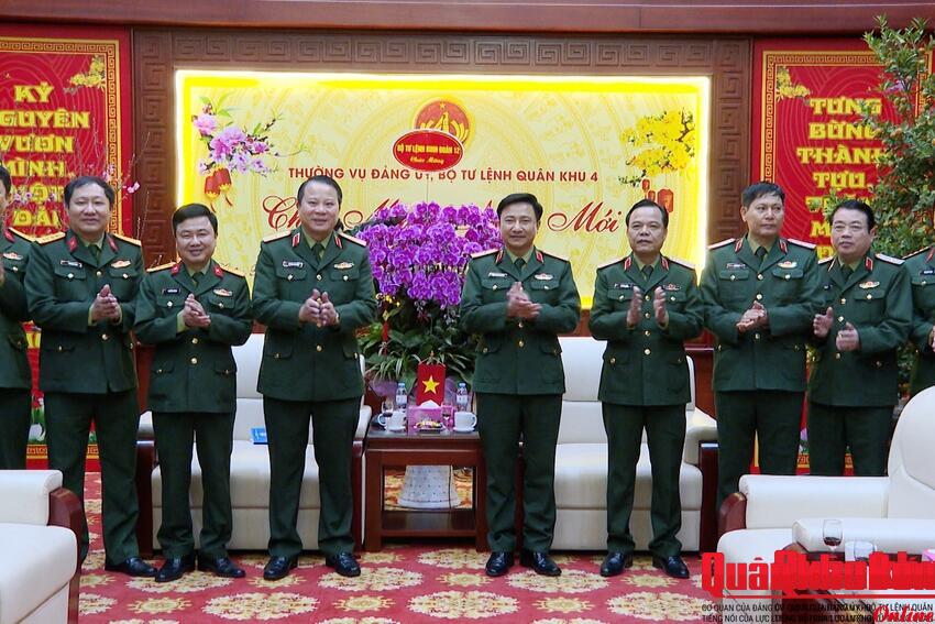 Binh đoàn 12 chúc mừng năm mới Bộ Tư lệnh Quân khu 4