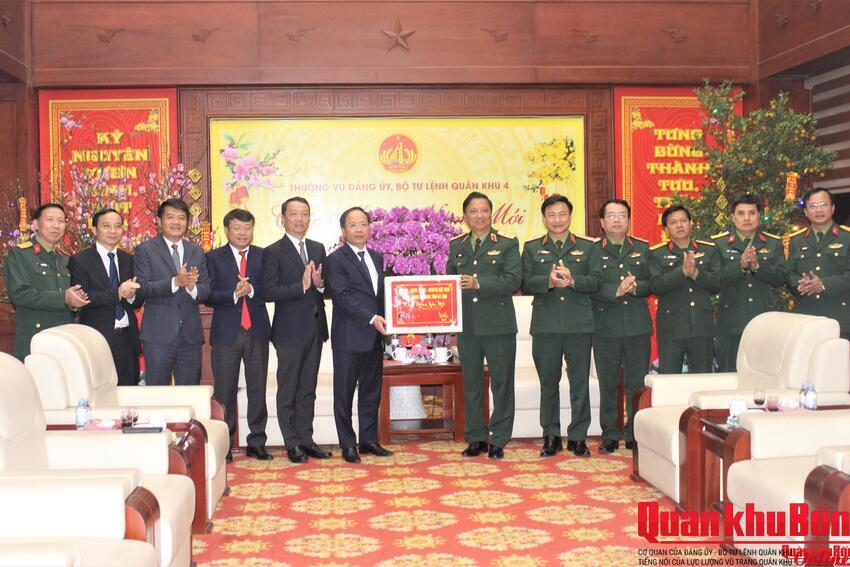 Tỉnh Hà Tĩnh chúc Tết Bộ Tư lệnh Quân khu 4