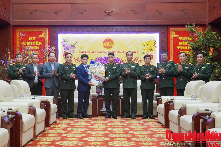 Tỉnh Quảng Trị thăm, chúc Tết Bộ Tư lệnh Quân khu 4