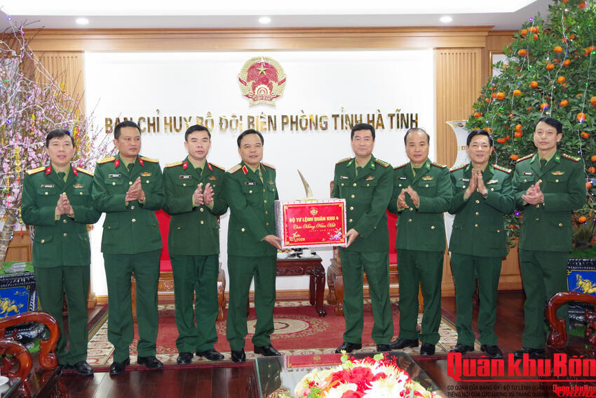 Thiếu tướng Lê Hồng Nhân, Phó Tư lệnh, Tham mưu trưởng Quân khu 4 kiểm tra, chúc Tết tại Hà Tĩnh