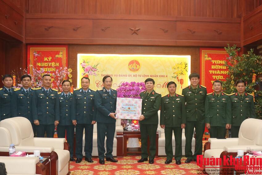 Quân chủng Phòng không – Không quân thăm, chúc Tết Bộ Tư lệnh Quân khu 4