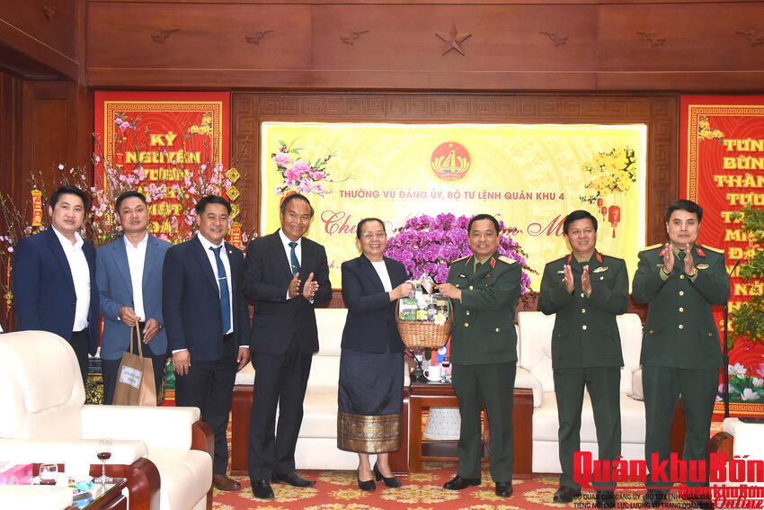 Các đơn vị, địa phương Lào chúc Tết Bộ Tư lệnh Quân khu 4