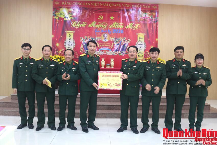 Đại tá Đinh Xuân Hướng, Phó Chủ nhiệm Chính trị Quân khu chúc Tết các đơn vị tại Quảng Trị và thành phố Huế