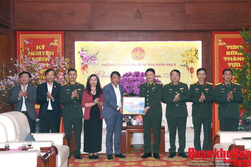 Đoàn công tác Tạp chí Cộng sản thăm và chúc Tết Bộ Tư lệnh Quân khu 4