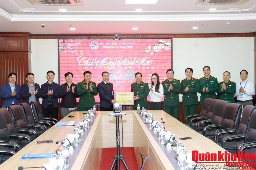 Thiếu tướng Phạm Văn Đông chúc Tết Trường Đại học Vinh