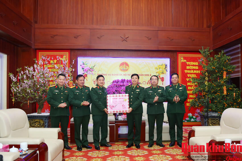 Học viện Chính trị Quân sự chúc Tết Quân khu 4