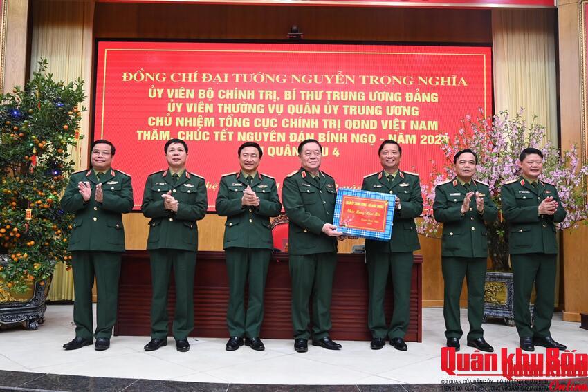 Đại tướng Nguyễn Trọng Nghĩa thăm, chúc Tết Bộ Tư lệnh Quân khu 4