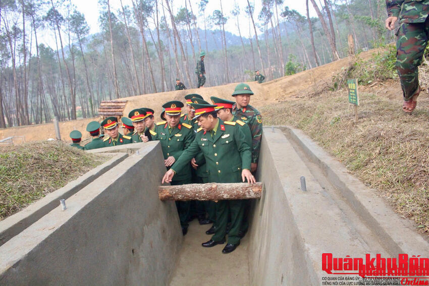 ​​​​​​​Quân khu 4 kiểm tra, chúc Tết lực lượng xây dựng thao trường diễn tập