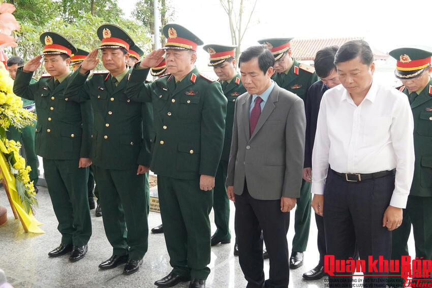 Đại tướng Nguyễn Trọng Nghĩa dâng hương tại Di tích lịch sử Quốc gia Bến phà Long Đại.