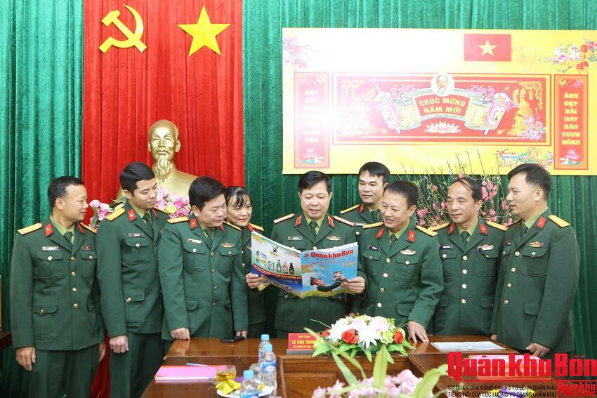 Thiếu tướng Lê Văn Trung chúc Tết Báo Quân khu 4