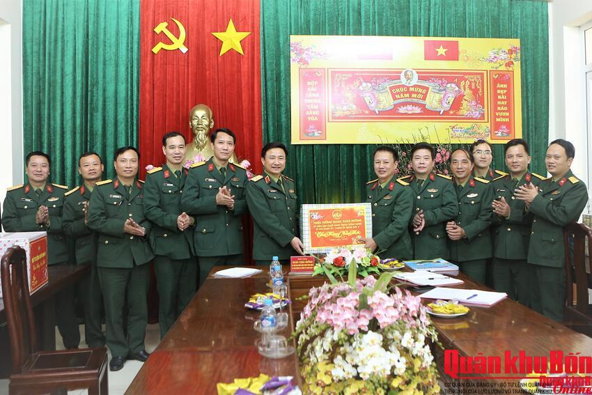 Thiếu tướng Đoàn Xuân Bường, Chính ủy Quân khu 4 động viên, chúc Tết Báo Quân khu 4