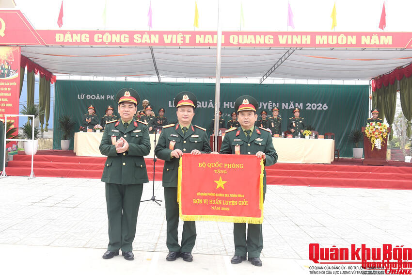 Lữ đoàn Phòng không 283 (Quân khu 4) đón nhận Cờ “Đơn vị huấn luyện giỏi” của Bộ Quốc phòng