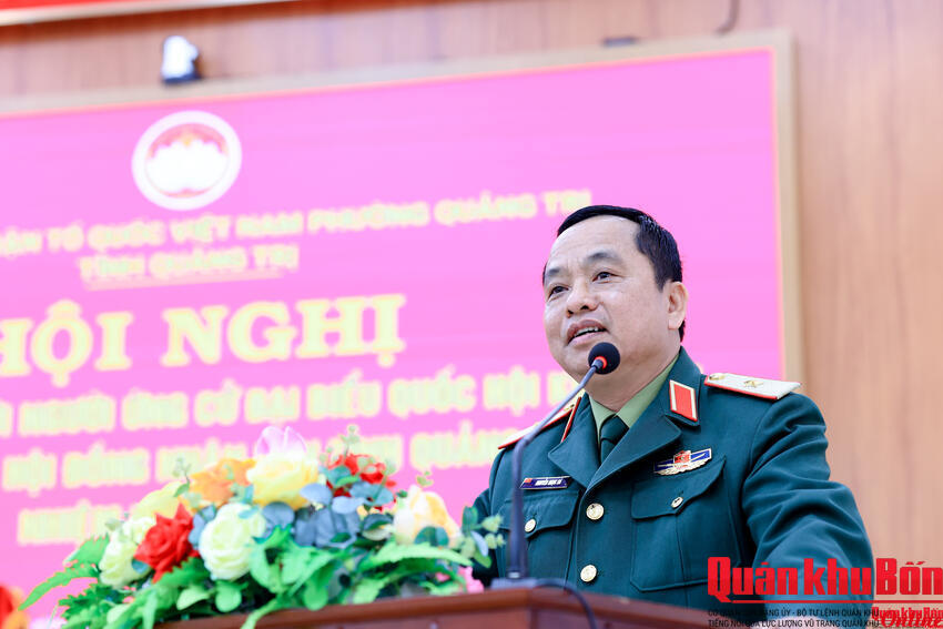 Thiếu tướng Nguyễn Ngọc Hà, Phó Tư lệnh Quân khu 4 tiếp xúc cử tri phưởng Quảng Trị, tỉnh Quảng Trị