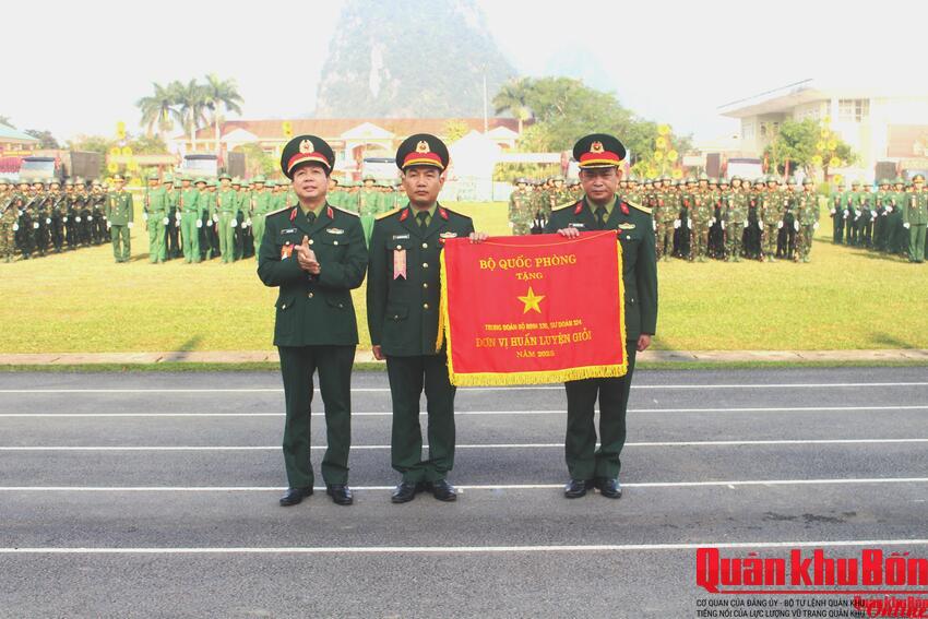 Thiếu tướng Lê Văn Trung dự Lễ ra quân huấn luyện của Trung đoàn 335, Sư đoàn 324