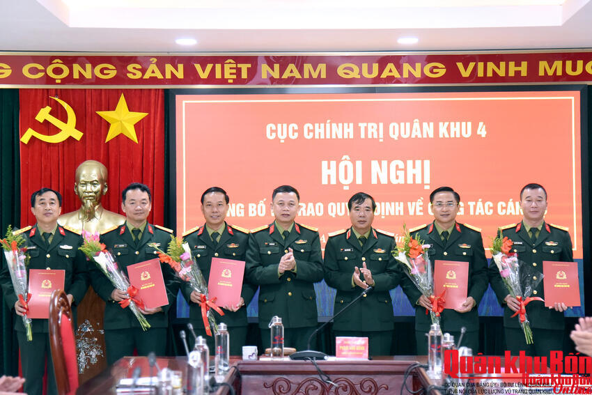 Cục Chính trị Quân khu 4 Công bố và trao Quyết định về công tác cán bộ