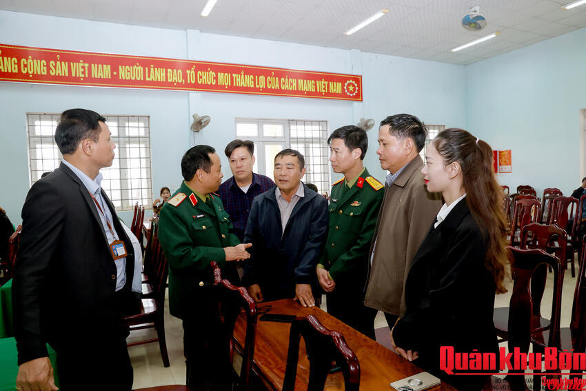 Thiếu tướng Nguyễn Ngọc Hà, Phó Tư lệnh Quân khu 4 tiếp xúc cử tri tại tỉnh Quảng Trị